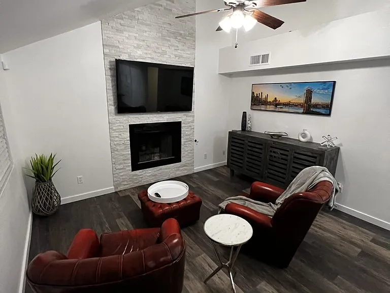 E Essex Village Dr — Photo 14