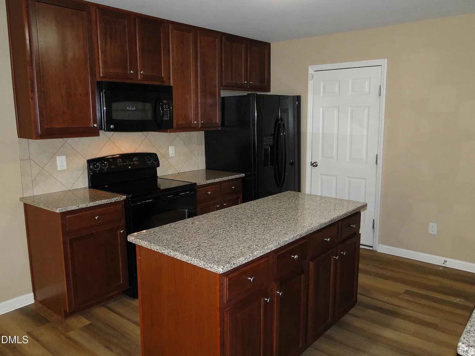 3 bed, 2.5 bath, $2,200 — Photo 2