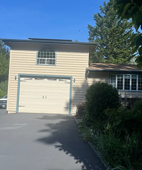 rental is above garage with round top window.