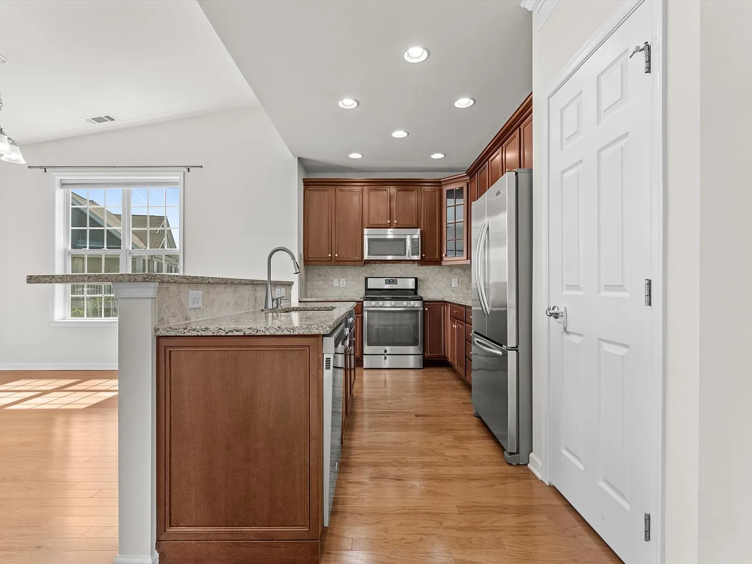 2 bed, 1198 sqft, $2,900 — Photo 3