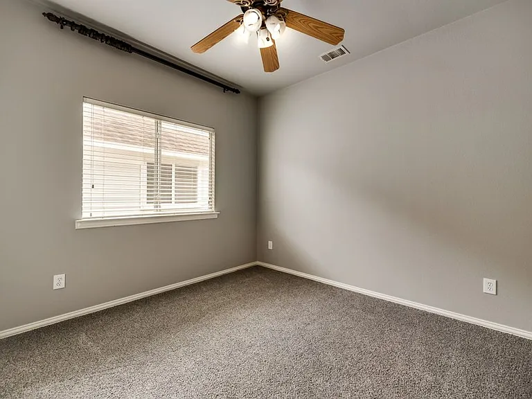 300 Creekside Dr — Photo 16