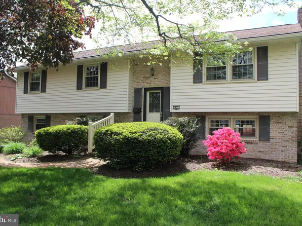 42 Meadow View Dr, Leola, PA 17540