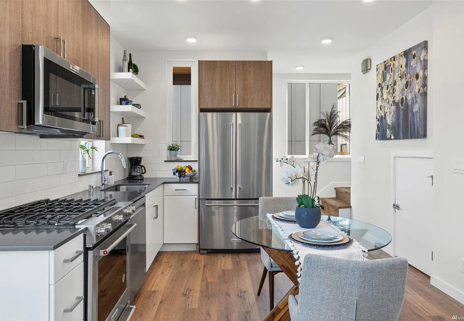 2 bed, 1.5 bath, 834 sqft, $3,075 — Photo 4