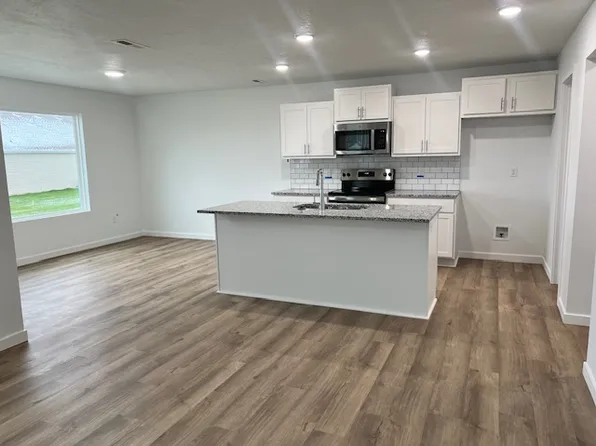 807 Lambert Cir, Willard, MO 65781
