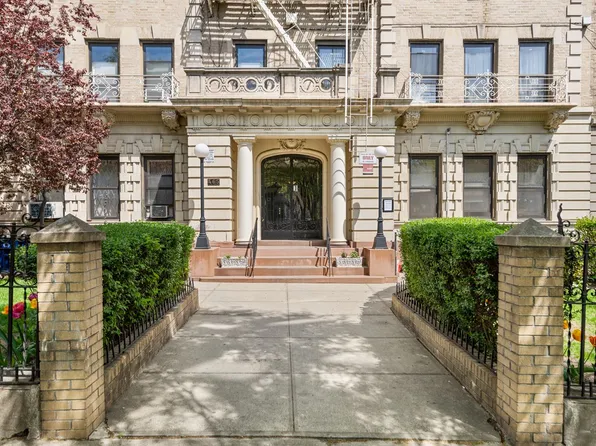 465 Eastern Parkway image 11 of 12
