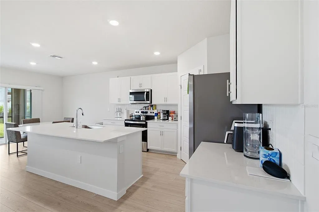 5 bed, 3.0 bath, 2605 sqft, $4,400 — Photo 4