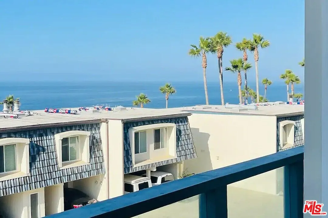 2 bed, 2.0 bath, 995 sqft, $5,400 — Photo 2