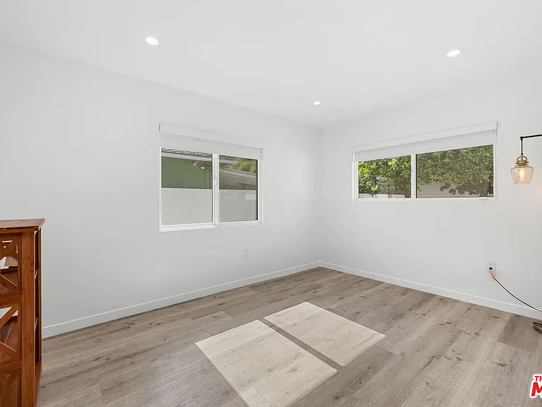 14642 Runnymede St — Photo 20