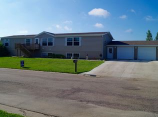 406 10th St NW, Devils Lake, ND 58301