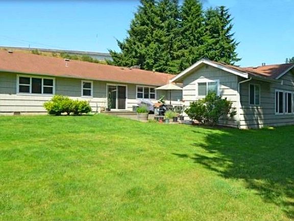 Huge backyard w/ patio