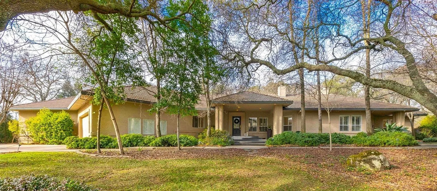 6235 Bella Vista Dr photo 1