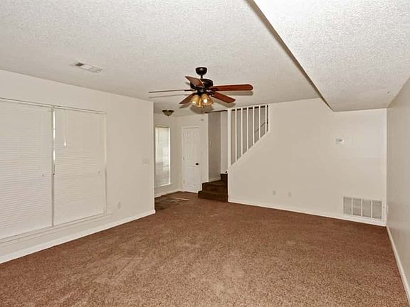 4th image of 220 Rosewood Dr