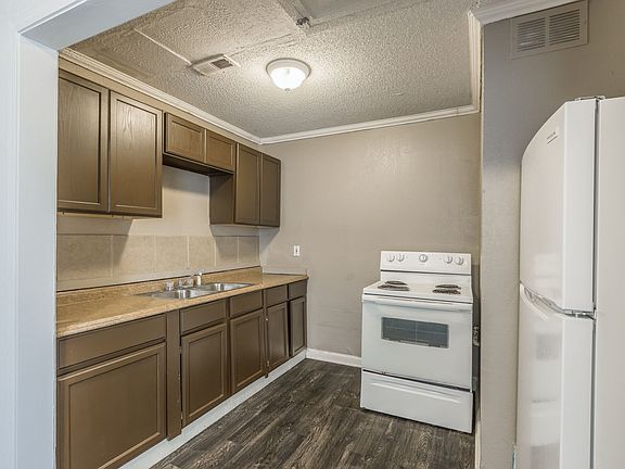 4th image of 7917 Park Ave
