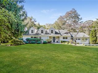 8 Holly Ln, Darien, CT