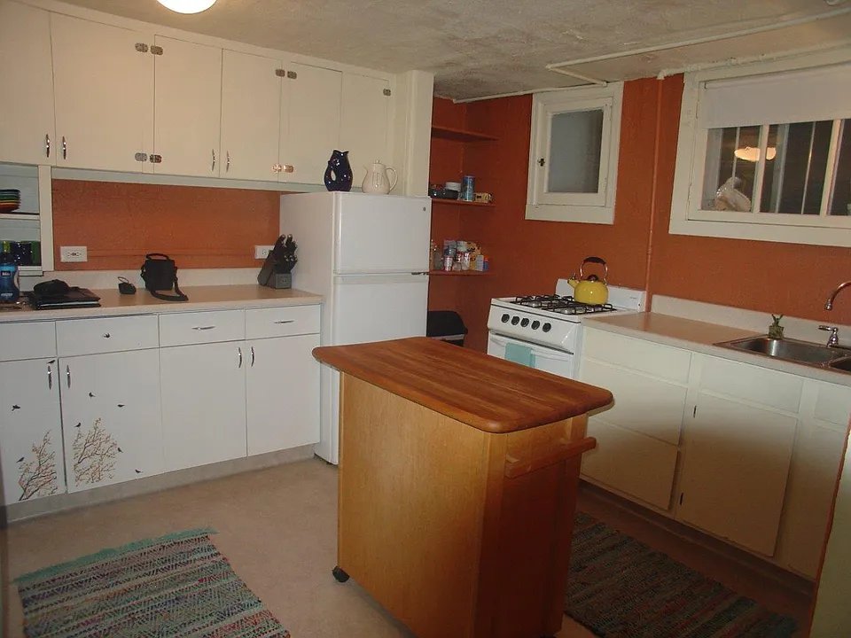 Kitchen w Island & extra cabinets