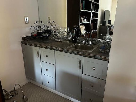 5th image of 121 Frank Ct
