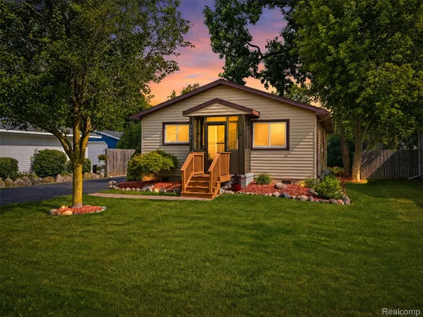 2830 Schroeder Blvd, Keego Harbor, MI 48320