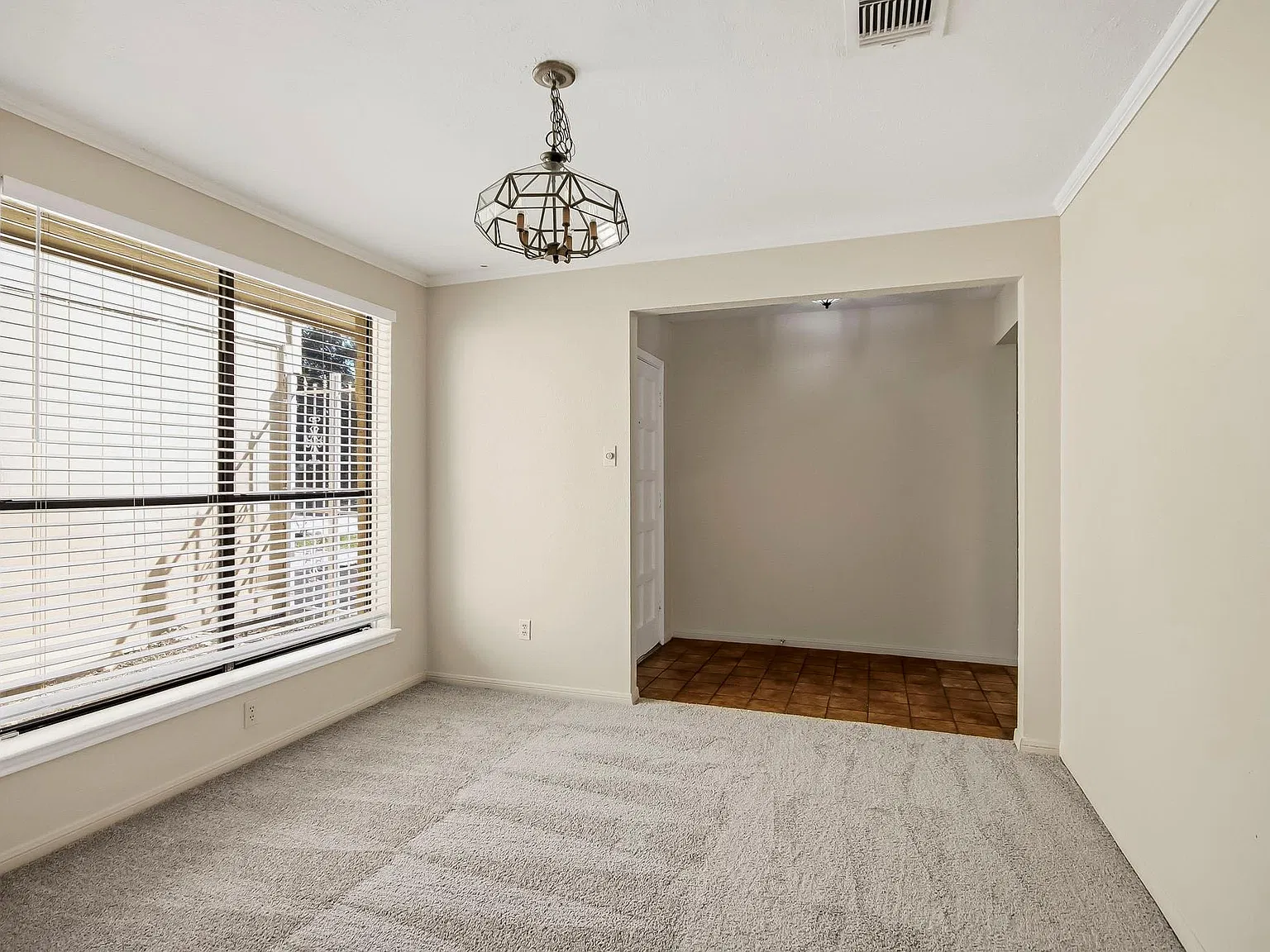 3 bed, 2.0 bath, 2385 sqft, $1,925 — Photo 3