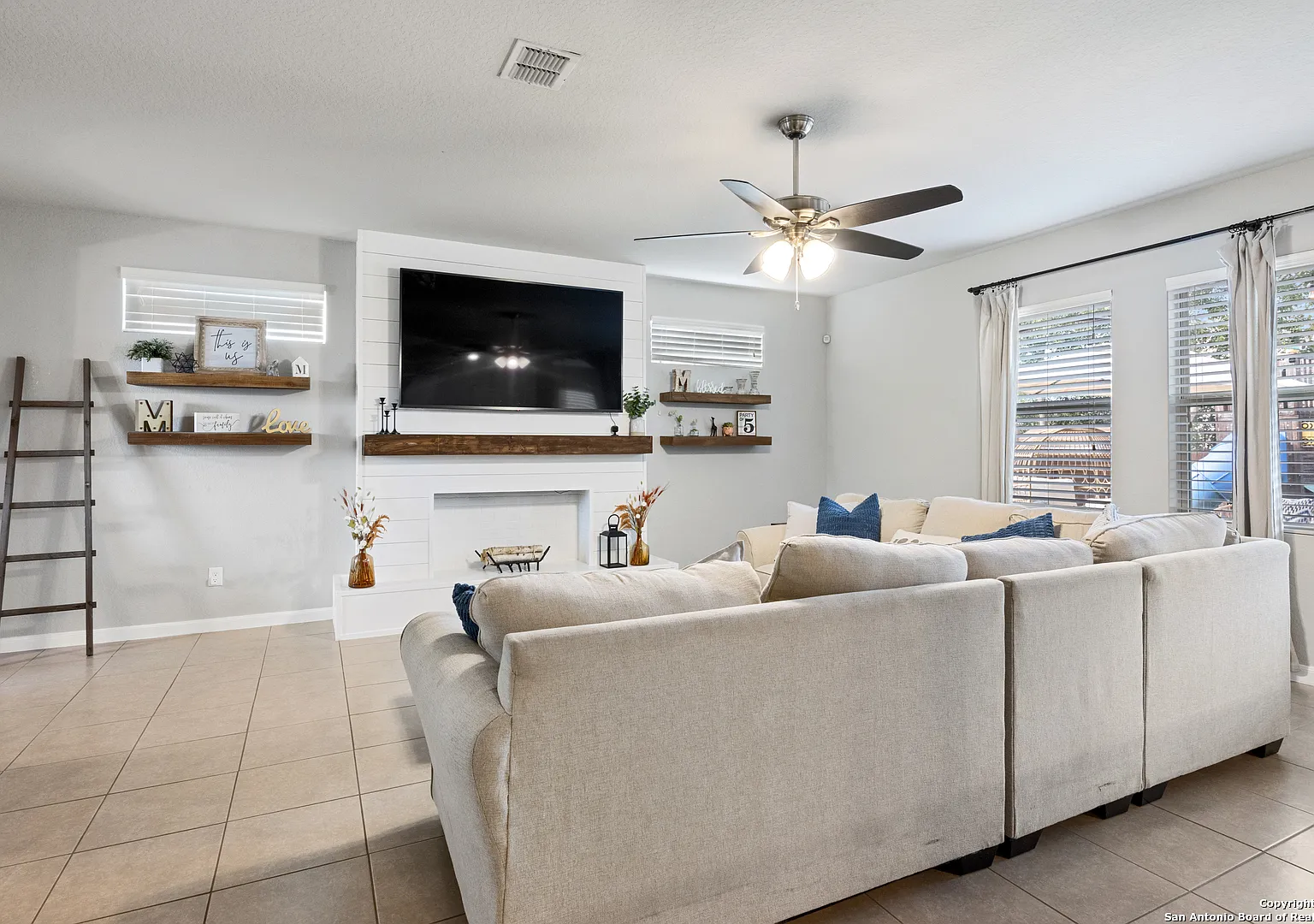 4 bed, 2.5 bath, 2515 sqft, $2,300 — Photo 2