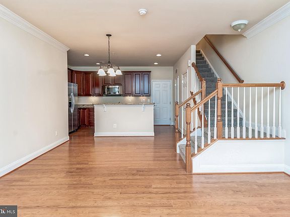 4th image of 20646 Sibbald Sq