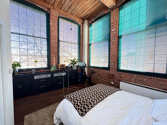 Filled with light or blinds can be adjusted, drawer units and cabinets for your clothes