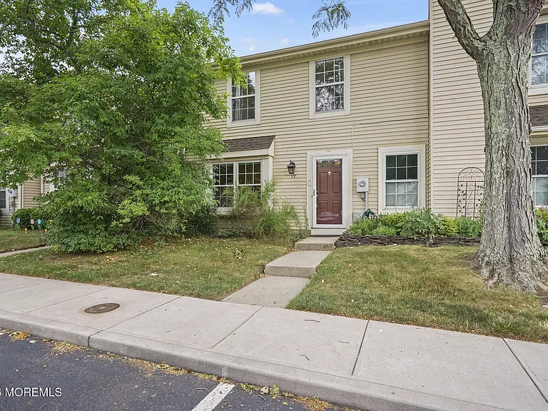 17 Alameda Ct — Photo 1