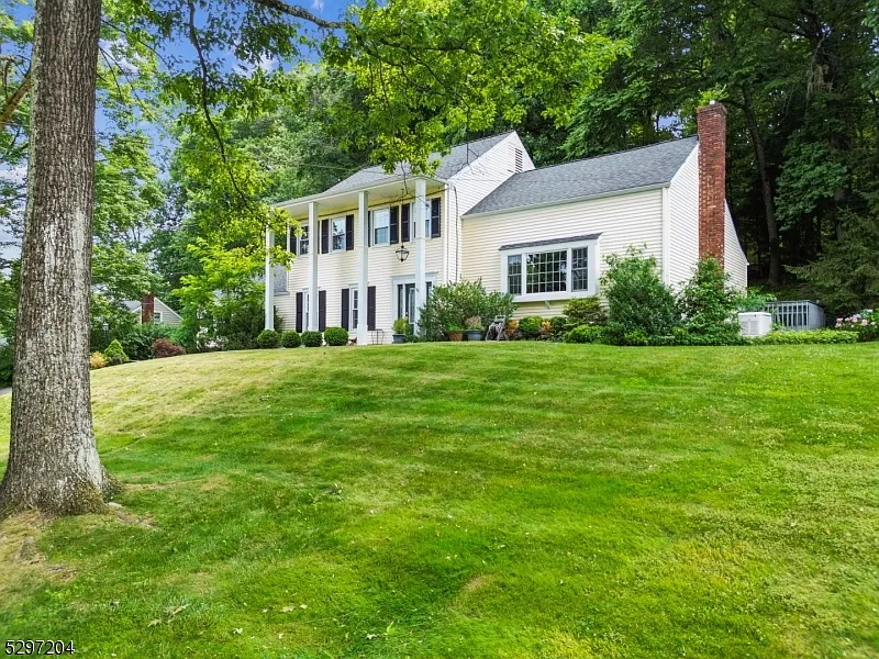 22 Stonehenge Rd photo 1
