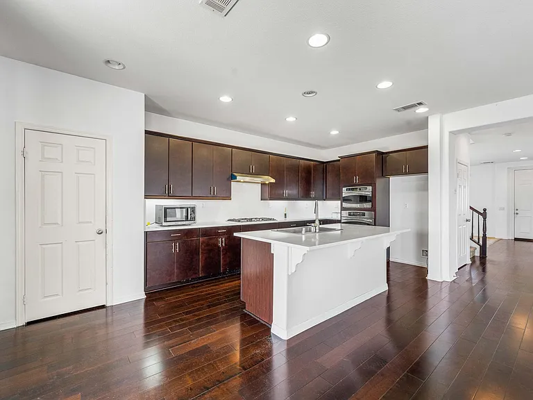 1364 Wellington Dr — Photo 13