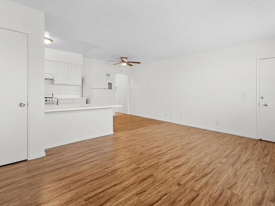 1st image of 4458 Woodman Ave APT 2