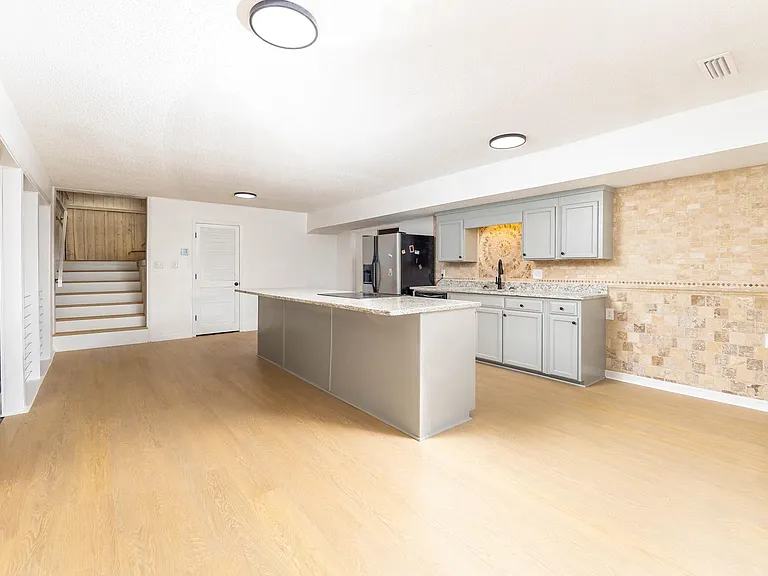 153 Grantham Way — Photo 4