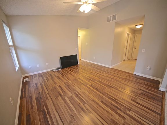 4th image of 2716 S Pinehurst Dr