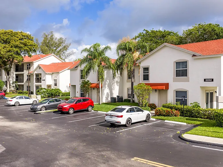 Savannah Place Apartments — Photo 15
