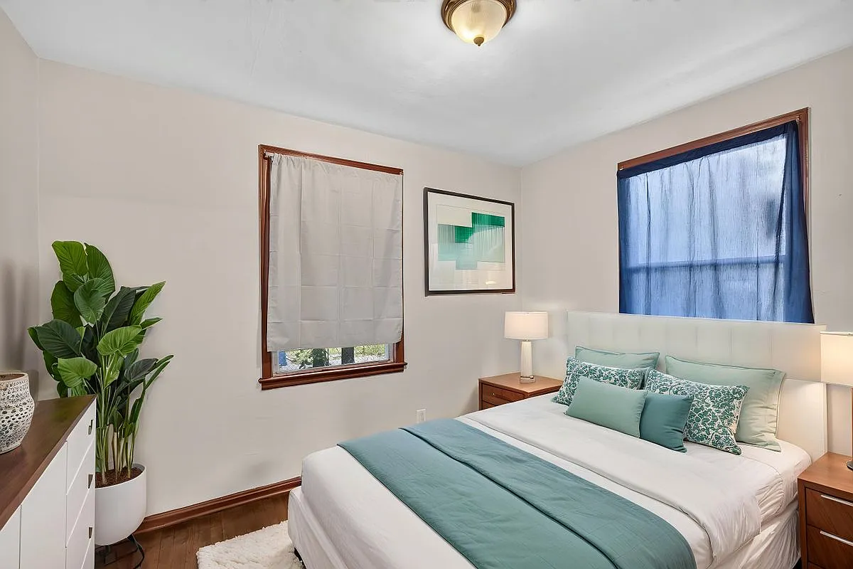 3 bed, 1.0 bath, 1018 sqft, $1,600 — Photo 3
