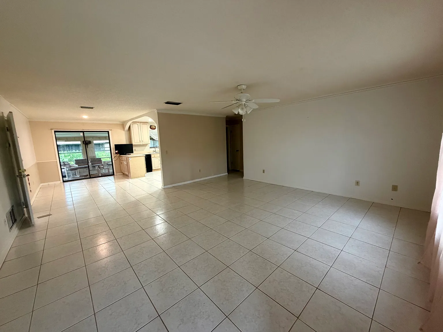 2 bed, 1128 sqft, $1,600 — Photo 4