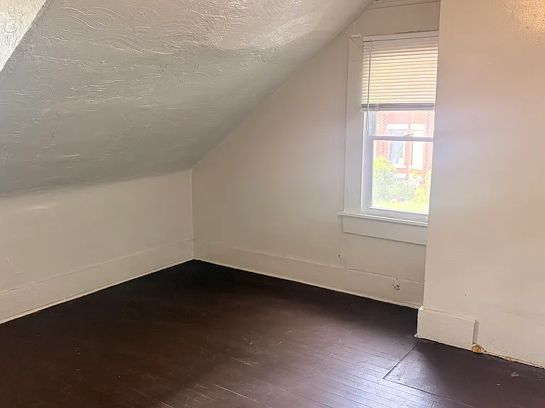 1601 Holyrood Rd — Photo 30