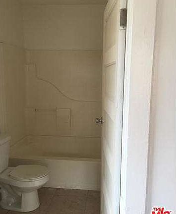 3rd image of 712 W 40th Pl #714