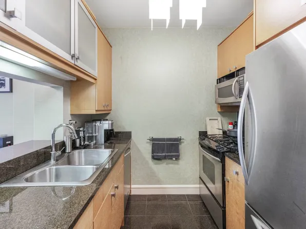 120 Riverside Boulevard image 7 of 11