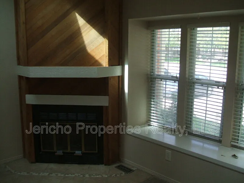 3 bed, 1.5 bath, 1134 sqft, $2,150 — Photo 2