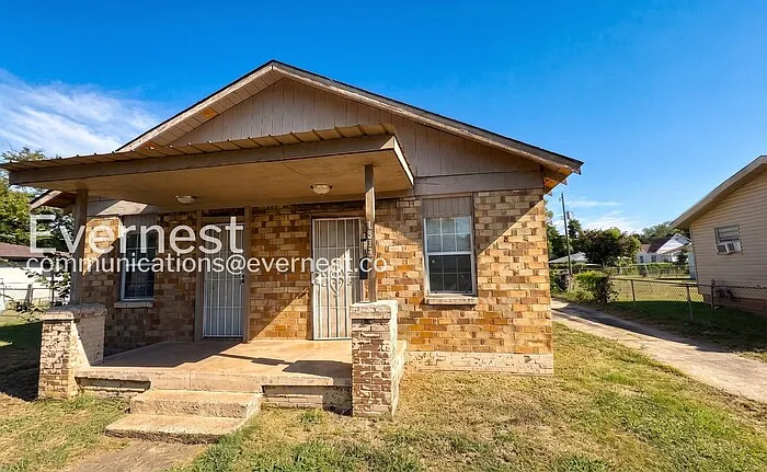 3 bed, 2.0 bath, 1045 sqft, $895 — Photo 1