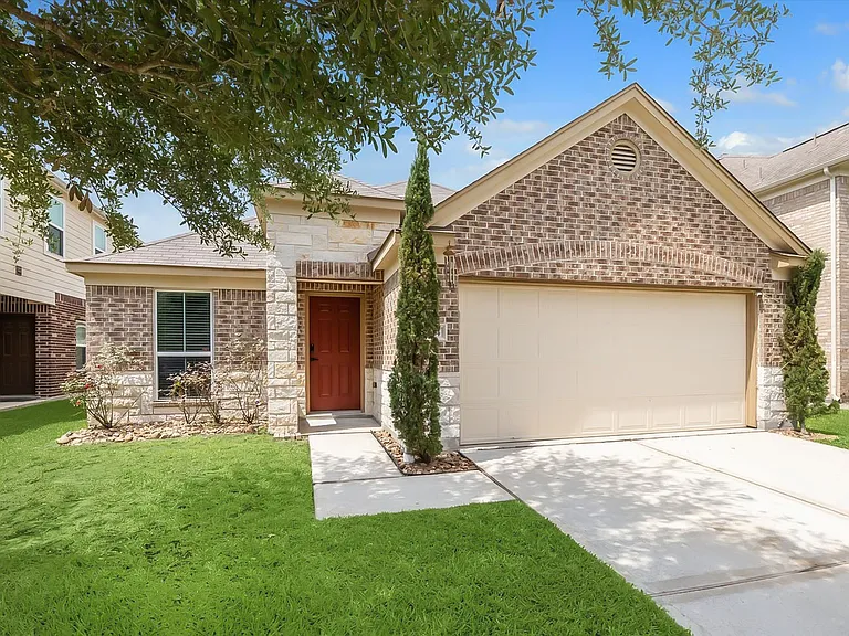 2615 Magnolia Fair Way — Photo 1