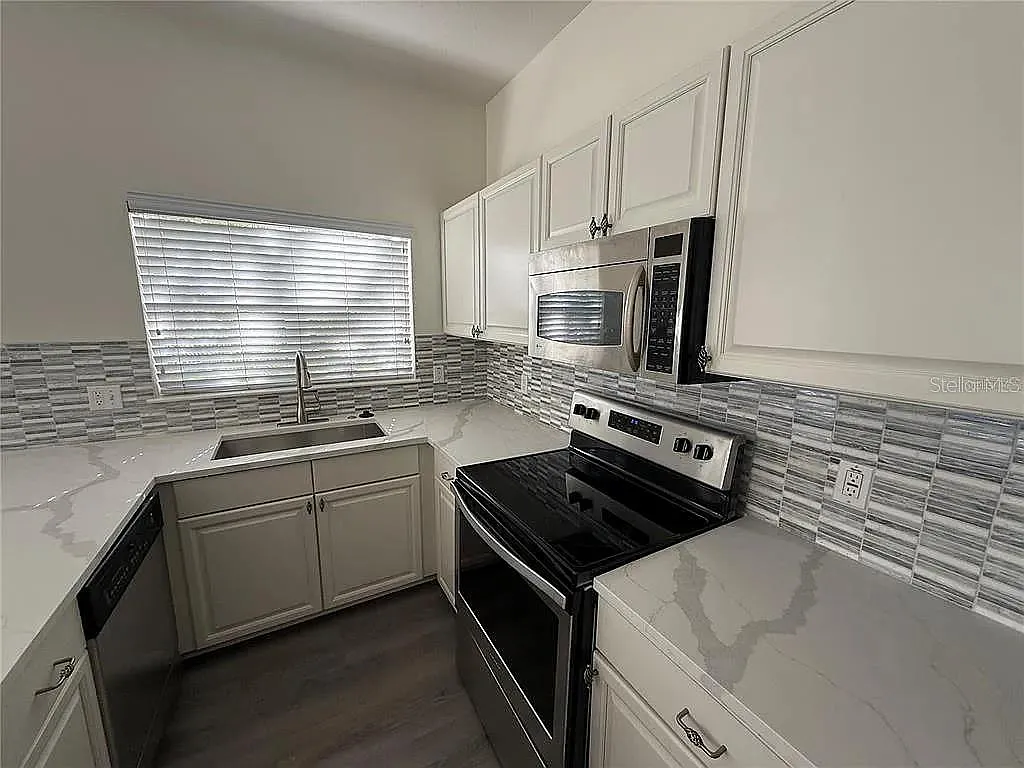 3 bed, 2.5 bath, 2022 sqft, $3,500 — Photo 3