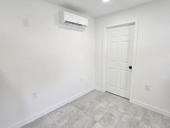 4th image of 1014 Mandalay Dr #C