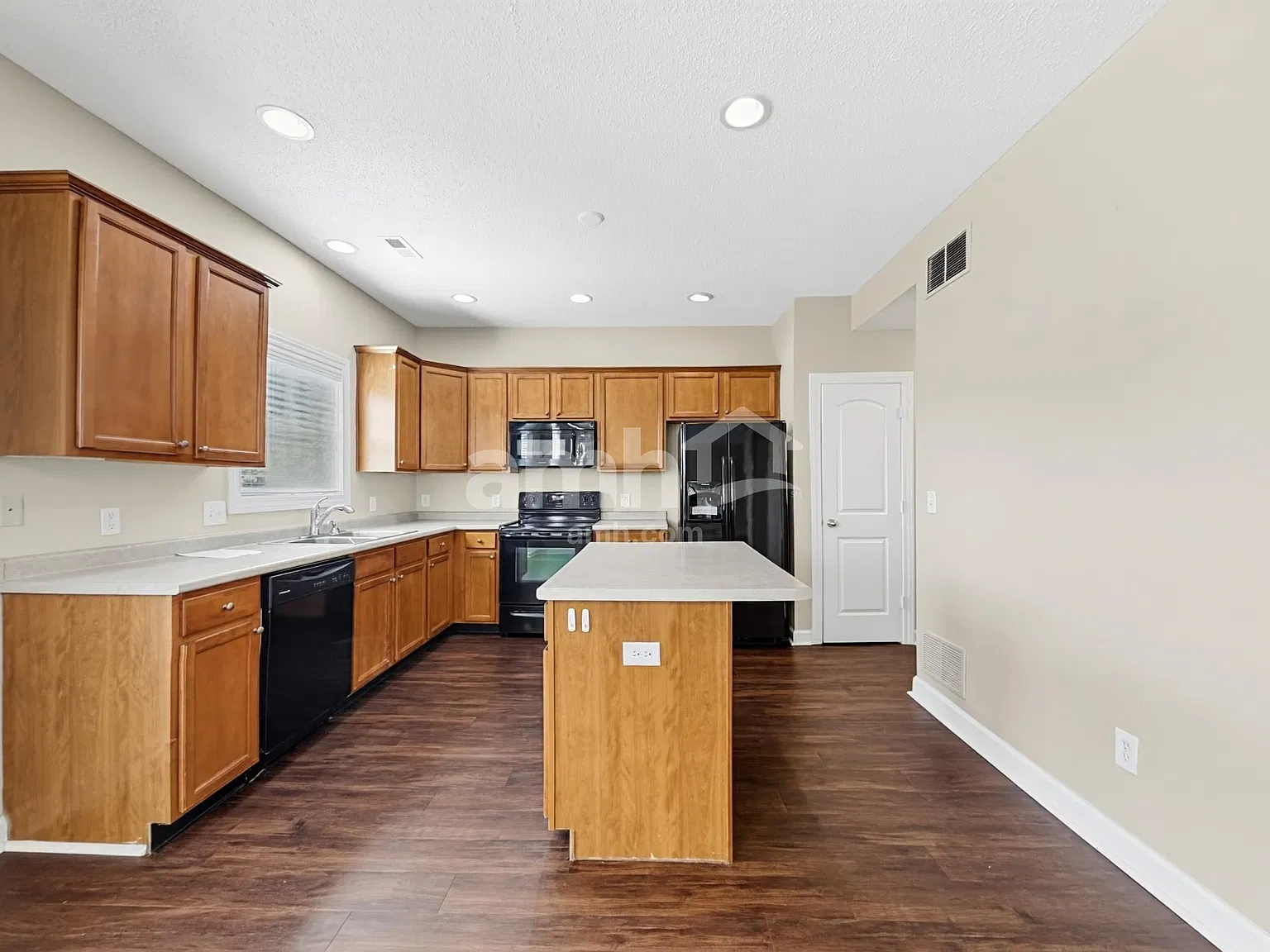 3 bed, 2.5 bath, 2288 sqft, $2,150 — Photo 4
