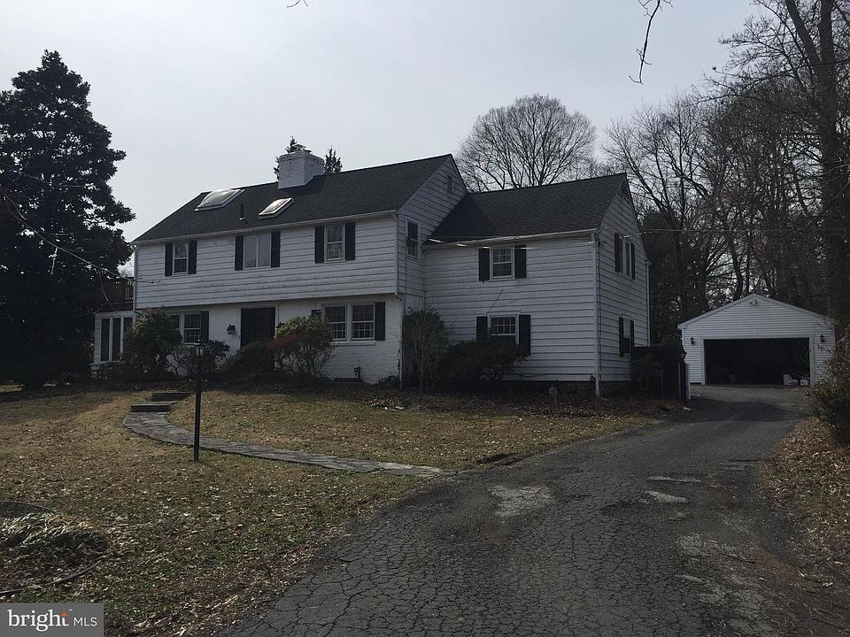 2nd image of 16 E Possum Hollow Rd
