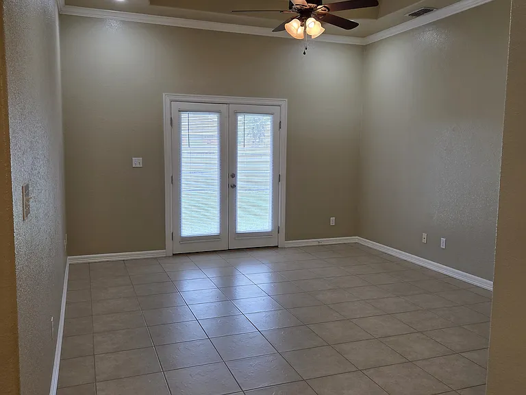 1906 Treasure Oaks Dr — Photo 20