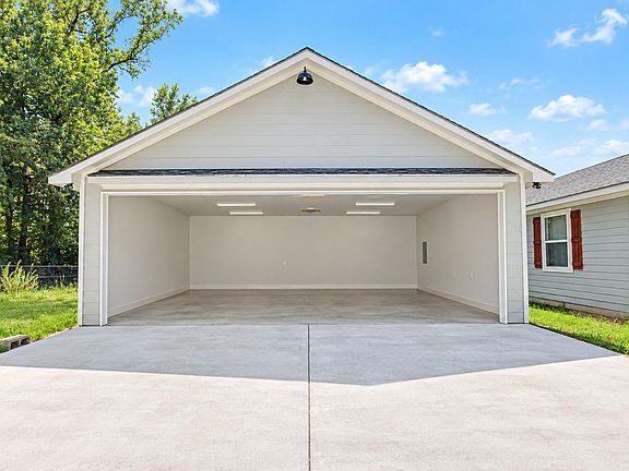4th image of 301 Pineland Dr