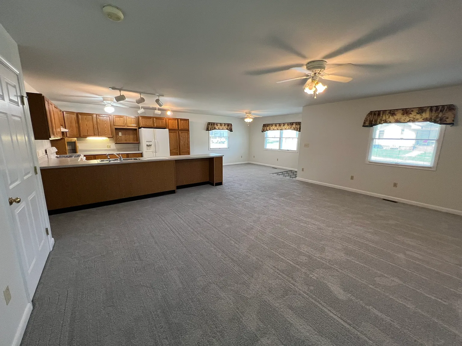 3 bed, 1638 sqft, $1,300 — Photo 3