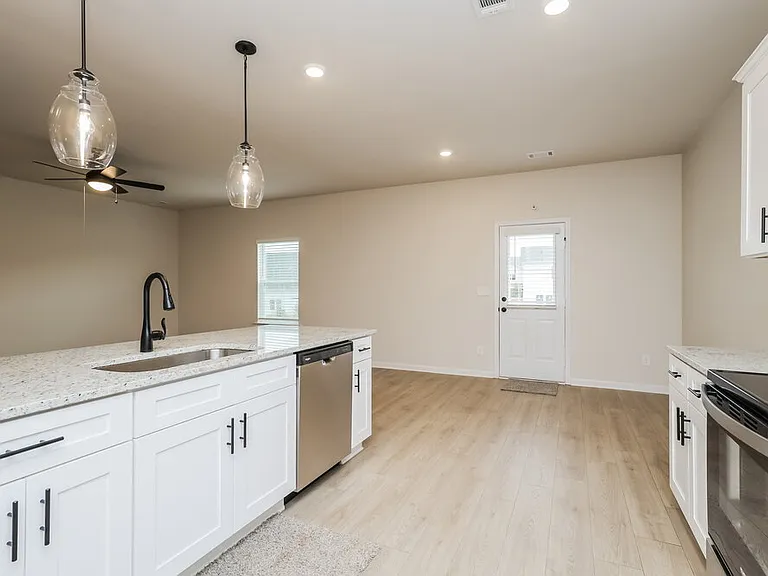 711 Berkeley Dr — Photo 6