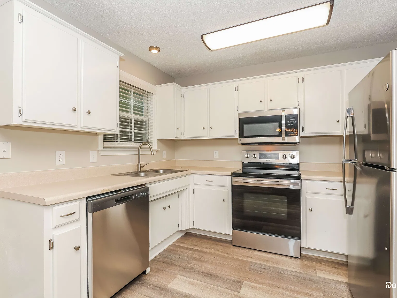 3 bed, 2.0 bath, 1377 sqft, $1,930 — Photo 3