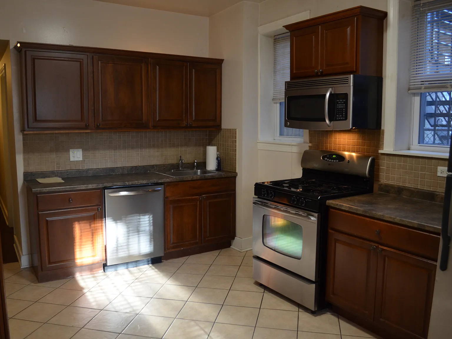 3 bed, 1200 sqft, $2,450 — Photo 3